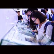 正在展会上体验高科技的观众