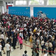 上海CES正在排队获取入场证的观众们